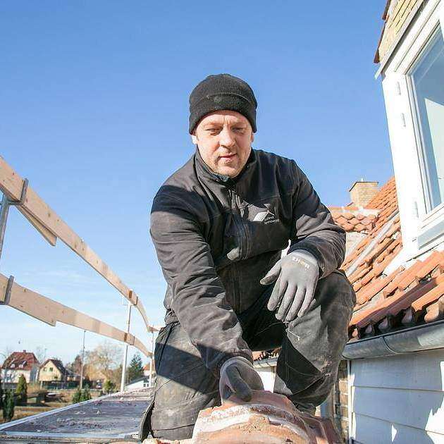 En af vores dygtige håndværkere fra SydDansk Tagrenovering under arbejdet